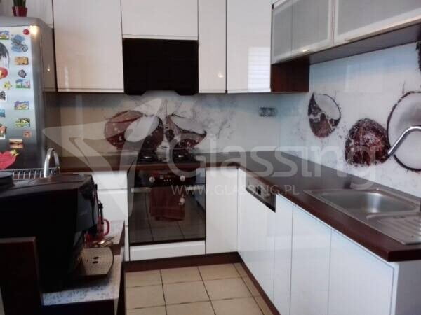 Panel szklany nad blatem z motywem roślinnym w jasnej kuchni