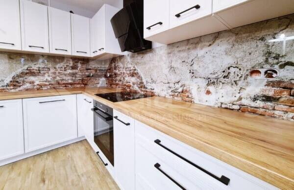 Panel szklany z grafiką panoramiczną w kuchni z jasnymi frontami